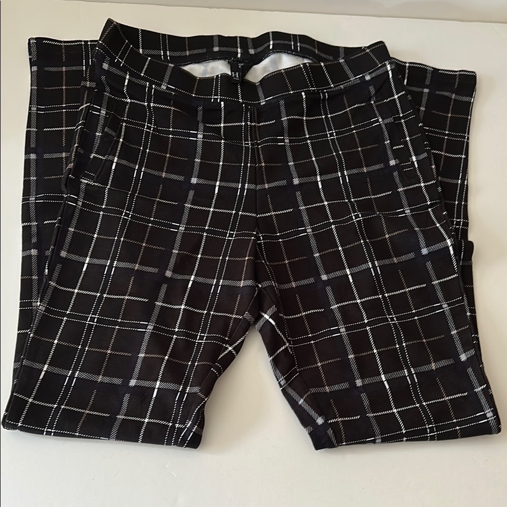 Hue Black and White Plaid leggings